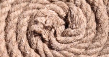 Yüzeyde bükülmüş güçlü kahverengi bir ip var. Güneş ışığında eskimiş kenevir malzemesinden yapılmış klasik yelkenli ipi. Tırmanma ve demirleme ekipmanları