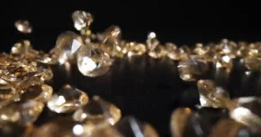 Parlak elmaslar siyah masaya düşer ve karanlık öngörülerde yansımalar bırakır. Müzayedede mücevher satmak. Pahalı mücevher üretimi ve ticareti kavramı