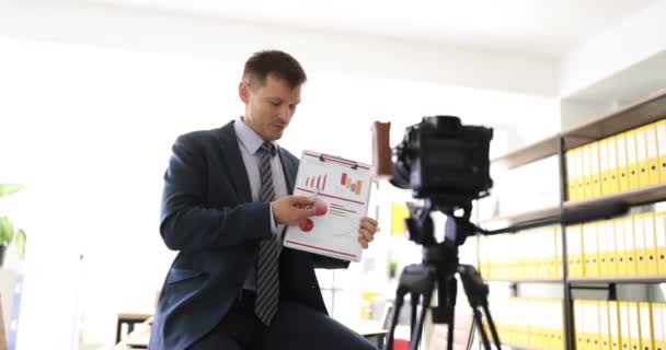 Συγκεντρωμένος Άντρας Υπάλληλος Κοστούμι Καταγράφει Βίντεο Επιχειρηματικό Μάθημα Στο Γραφείο — Αρχείο Βίντεο