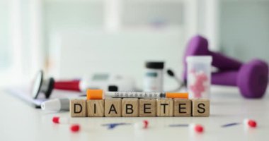 Diyabet, klinikteki masada şırınga ve kapsül şişeli tahta küplerden yapılmış. İnsan hastalıklarının tedavisi için. Hastanede tıbbi malzeme var.