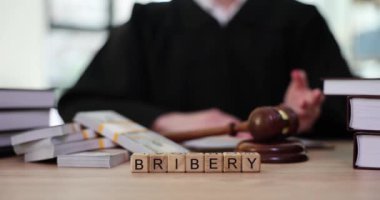 Rüşvet sözcüğü, tahtadan yapılmış küplerle yığınla para ve hâkim kararı verdi. Yozlaşma kararı ağır çekimde