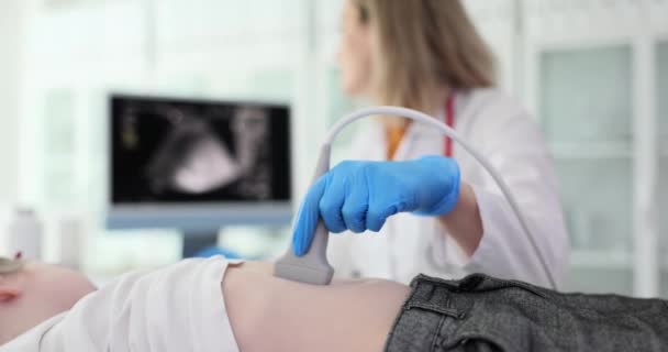 Pozorný Lékař Zkontroluje Žaludek Dětského Pacienta Moderním Ultrazvukovým Vybavením Žena — Stock video