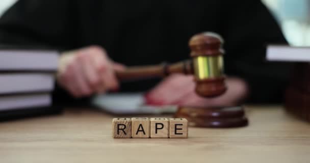Word Gwałt Wykonany Drewnianych Kostek Przeciwko Sędziemu Uderzającemu Młotkiem Blok — Wideo stockowe