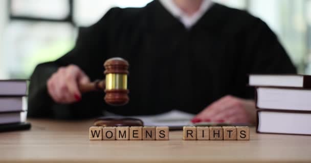 Mots Femmes Droits Cubes Bois Contre Juge Frapper Marteau Sur — Video