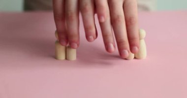 Pembe yüzeyde boşanırken küçük tahta figürlerin yerini kavramsal çocuklar alıyor. Ebeveynler, mahkemede oğlunun ve kızının velayetini değiştiriyor.