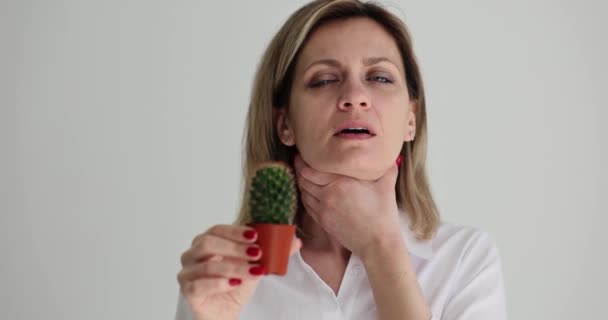 Tüskés Kaktuszt Tart Barna Edényben Megérintve Nyakát Kezével Összehasonlítva Fájdalmat — Stock videók