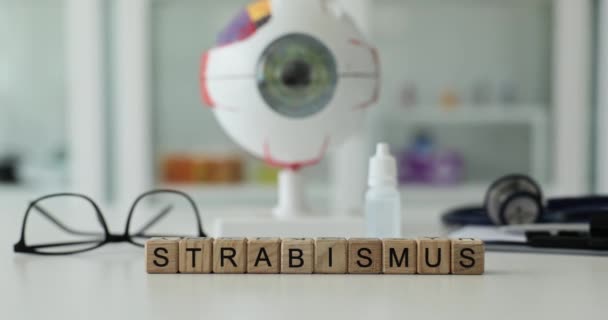 Word Strabvery Проти Моделі Очного Яблука Обладнання Офтальмології Легкому Столі — стокове відео