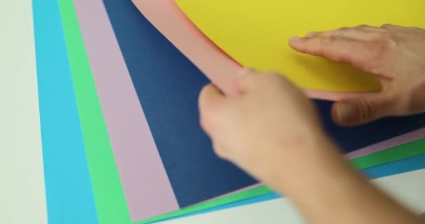 Kvinnlig Designer Undersöker Lakan Med Färg Gamut Prover För Renovering — Stockvideo