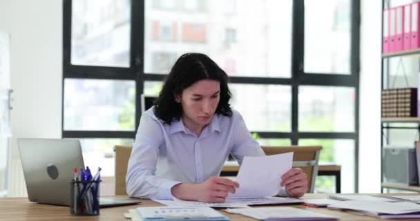Serieuze Jonge Manager Onderzoekt Documenten Baas Neemt Papieren Van Secretaresse — Stockvideo