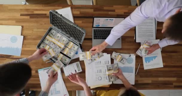 Zaměstnanci Vložili Peníze Kufříku Aby Podpořili Firmu Která Sedí Dřevěného — Stock video
