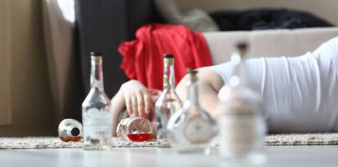 Zorlu bir gece partisinden sonra uyuyan erkek portresi. Erkek ayyaş rahat bir kanepede uyuyor ve elinde pahalı bir şişe alkol var. Sorumsuz içki konseptinin sonuçları