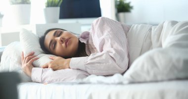 Güzel Hintli kadın çalar saat yüzük uyanış için gidiş sırasında erken sabah uyku yatakta huzur içinde yalan. Yeterince uyku almak değil erken uyan, fazla uyumak, çalışma zaman kavramı getting