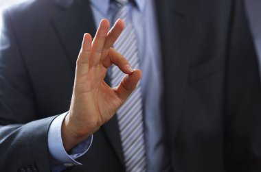 Erkek el gösterilen ok ya da başparmak ile işaret konferans closeup sırasında onaylayın. Üst düzey ve kalitede ürün ciddi teklif arabuluculuk çözüm mutlu istemci yaratıcı Danışmanı katılım kavram