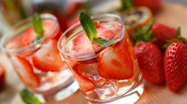 Çilek yumruk ev kokteyl portre üzerinde ahşap arka plan yaptı.