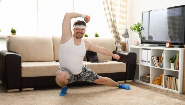 Yakışıklı delikanlı şort ve yelek pembe dumbbells elinde tutar. Tek mücadele resepsiyonlar sensei bir ev fitness kapalı eğitim bağımsız eğitim uzaktan pratik tv ders izle