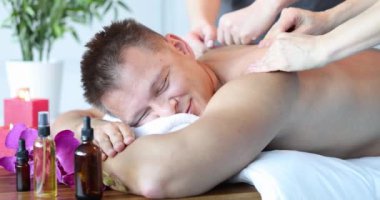 Kadınlar, Spa 4K filminde erkeklere sırt masajı yapıyor. Erkek konsepti için salon derisi.