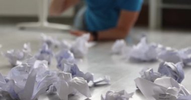 Adam dökümanları yere döküyor ve ağır çekimde 4K 'lık yakın çekim filme atıyor. Kağıt işleri konseptinde başarısızlıklar ve zorluklar