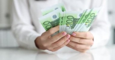 Ofiste avroya ait banknotları sayan kadın 4K 'lık yakın çekim filmi. Finans ve iş konsepti