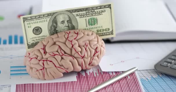 Cerebro Humano Billete Dólar Acostado Mesa Con Documentos Primer Plano — Vídeo de stock