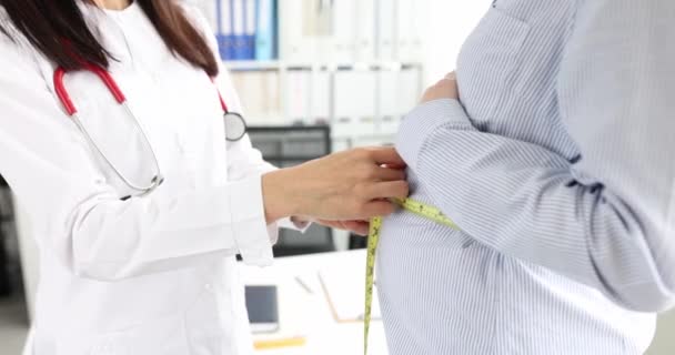 Läkare Förlossningsläkare Gynekolog Mäta Volymen Buken Gravida Kvinna Med Hjälp — Stockvideo