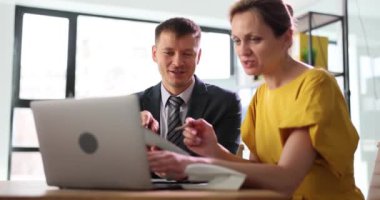 İki işe alınmış yönetici, bir iş projesini tartışıyor, ofiste konuşuyorlar, tablet bilgisayar kullanıyorlar. Kadın patron yeni çalışan ve stajyer çalıştırıyor.