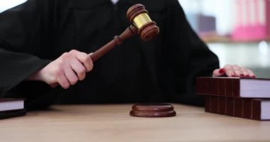 Bornozlu yargıç mahkeme salonunda tahta tokmağı yere serdi. Yargıç hukukla karar veriyor.