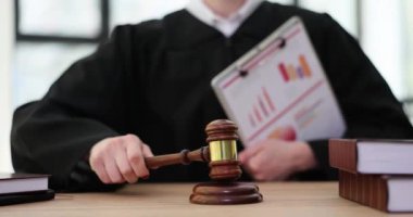 Mali rapor ve mali belgelerin mahkeme tokmağı ile tahrif edilmesi. Mali raporlama dolandırıcılığı