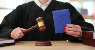 Avel ve pasaport yargıcın elinde. Uluslararası Göçmenlik Yasası ve Vatandaşlık Yasası Kanunu