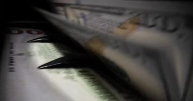 Elektronik para sayma makinesi 100 dolarlık banknotları sayıyor. Nakit gelirin mali denetimi