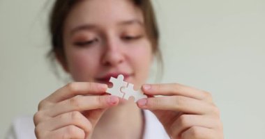 Yapboz işini çözen kadın yapbozu birbirine bağlıyor. Yapboz parçalarını birbirine bağlayan başarı ve strateji kavramı