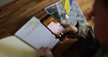 Askeri fotoğraflar telefonda Ukrayna ve Rusya arasında çok gizli ve taarruz karşıtı bir savaşın yazılı olduğu bir belge. Ukraynalılar karşı saldırı, ihanet ve askeri veri sızıntısı