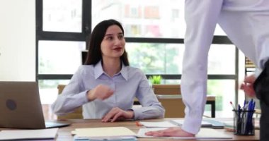 İş adamı ve iş kadını taş kağıt makas oynuyorlar. İş sorunlarını çözmek, anlaşmaları kapatmak ve iş başarısızlığı