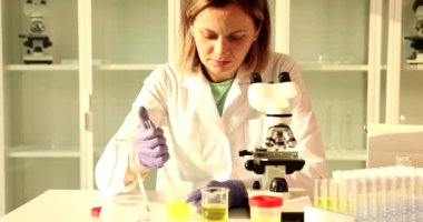 Doktor laboratuvar mikroskobu için test tüpünde ya da serum plazmasında ya da kimyasal sıvıda idrar testi yapar. Mikrobiyolojik araştırma kavramı