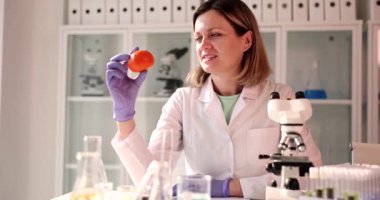 Laboratuvar analizinde turuncu meyve örneklerinin kalite kontrolü. Toksinler için meyvelerin incelenmesi