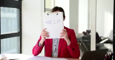 Stajyer kadın yüzü kelime yardımı ile kaplıyor. Seo ya da müdür büroda evrak işleri için yardım istiyor.