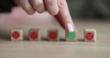 El seçimi yeşil gülümseme ve müşteri geri bildirim puanı ve olumlu geri bildirim. Memnuniyet anketi ve zihinsel sağlık değerlendirme kavramı