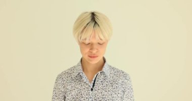 Kadın gülümser, kabul eder ve olumlu bir jest yapar. Kızlar başlarını sallar ve teklifleri kabul ederler.