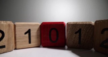 Tahta küplerde sayılar ve matematiksel semboller. Kırmızı sıfır ve matematik öğrenimi