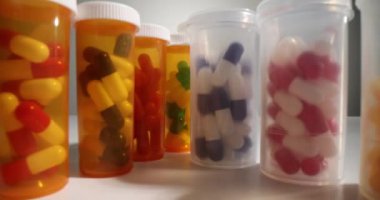 Tıbbi kapsüllü plastik şişeler. Vücut sağlığı ve güzellik için çeşitli besin takviyeleri ve vitaminler