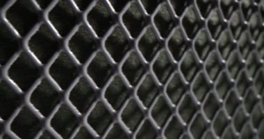 Kablo örgü arka plan ve siyah arka planda metalik dikişsiz çit. Metal ızgara