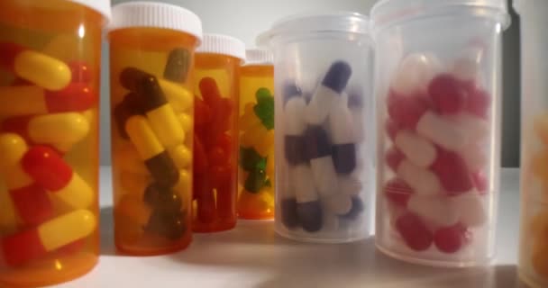 Πλαστικές Φιάλες Ιατρικές Κάψουλες Διάφορα Συμπληρώματα Διατροφής Και Βιταμίνες Για — Αρχείο Βίντεο