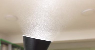 Işıklar parlıyor ve uçan toz bulutu. Küçük parçacıklar havada uçar