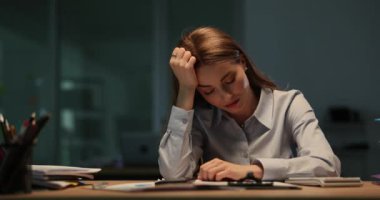 Yorgun iş kadını gece geç saatlerde ofiste uyuyakalıyor. Film ağır çekimde. Fazla çalışma kavramı