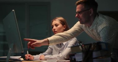 Adam menajeri stajyere ağır çekimde nasıl çalışacağını öğretiyor. Takım çalışması konsepti