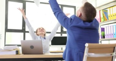 İş ortakları evrak dağıtıyor ve el çırpıyor. 4K yavaş çekim filmi. İş başarısı konsepti