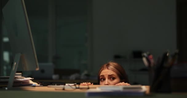 Bang Zakenvrouw Verbergen Voor Onweer Onder Tafel Kantoor Film Slow — Stockvideo
