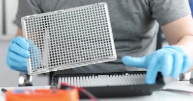 Elektrik mühendisi aydınlatma ekipmanlarını modern aletlerle onarıyor. Bilgisayar tanılama devresi konsepti