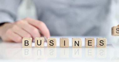 Kişi, küplerden kelime oyunu yapar. İş geliştirme ve hızlı başlangıç kavramı