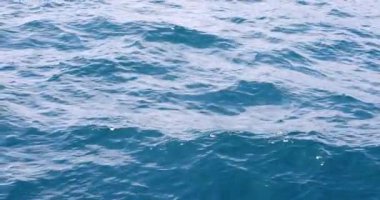 Mavi okyanus suyu ve düz ufuk çizgisi. Deniz konseptinde seyahat ve turizm