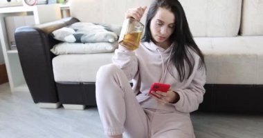 Kadın alkolik sosyal sorunları çaresizce telefona bakıyor. Boşanma depresyonu ve alkolizm kavramı